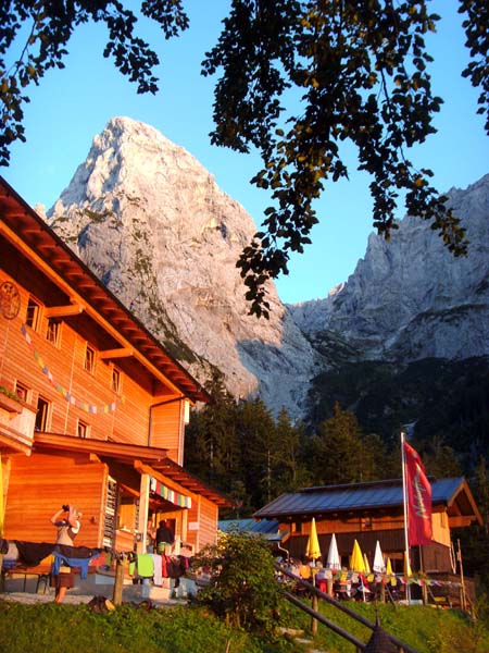 nur wenige Minuten oberhalb das Hans Berger Haus der Naturfreunde unter der Kl. Halt NW-Wand