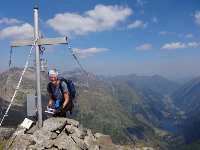 das zweite Schöneckkreuz am NW-Gipfel; ganz vorn im Tal, wo es scheinbar abschließt, der Ausgangspunkt Breitlahnhütte