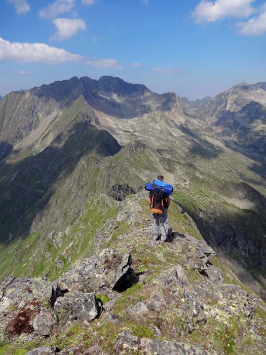 noch ist der Schöneck NW-Grat gut zu begehen; nach N zu bricht er 250 m steil ins Kar ab, ...