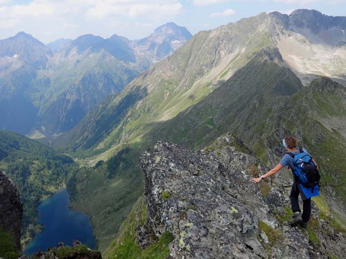 ... nach S zum Unteren Landschitzsee sind es über 700 m; kurz nach dieser Stelle wird der Hauptkamm sehr steil, erdig und unübersichtlich; eine Umgehung des Abbruchs in der N-Flanke (frischer Bergsturz) ist gleichfalls riskant, deshalb entscheiden wir uns für die aufwändige, aber schöne Variante über die Seen zur (zum Greifen nahen) Landschitzscharte