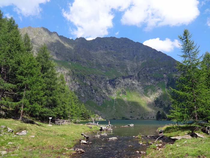 ... dessen Abfluss wir überschreiten; von hier überrascht der Grat Schafkarspitze-Schöneck als düsteres Gemäuer