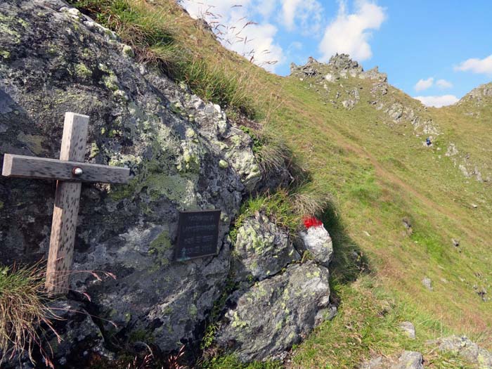 ... bei Nässe sollte man sich aber keinesfalls auf dieses Abenteuer einlassen, wie die Gedenktafel für Katharina Landertinger eindrücklich belegt