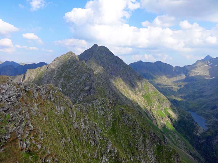 Rückblick vom Landschitzschartenkopf (auch hier am besten auf der Gratschneide bleiben) auf Schafkarspitze und Schöneck