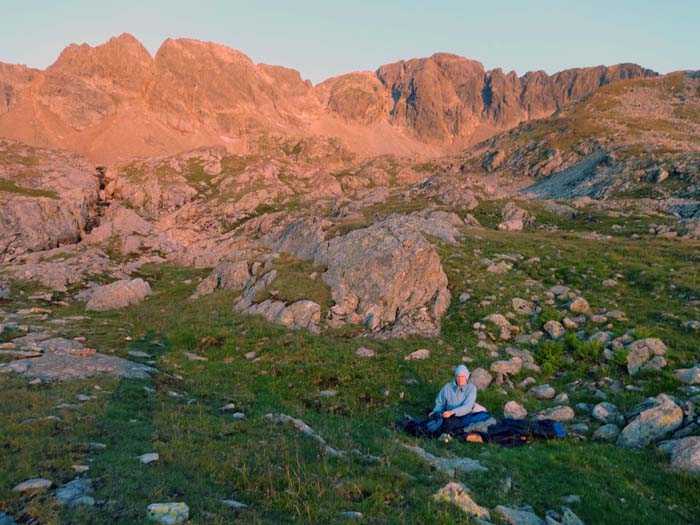 die zarte Morgensonne beleuchtet die O-Wände von Zischken (links) und Deichselspitze