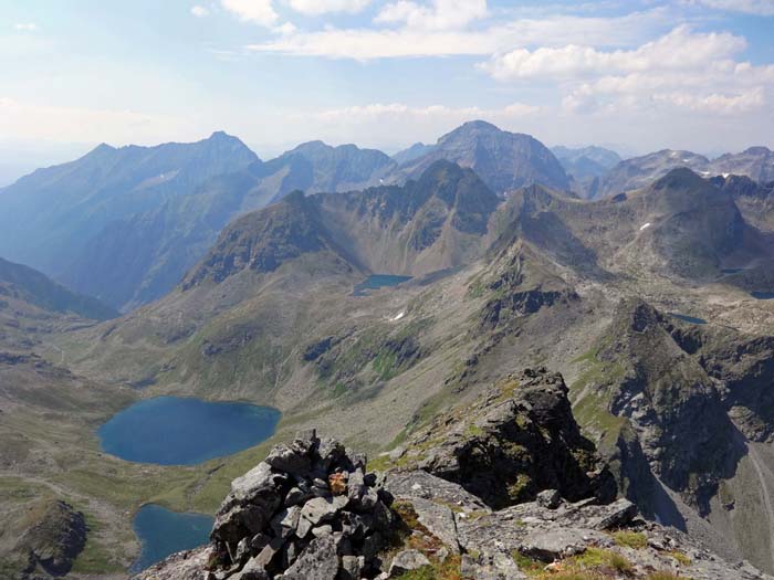 Waldhorngipfel gegen SW; in Bildmitte der Hochgolling, mit 2862 m höchster Gipfel der Niederen Tauern, links das Kasereck 