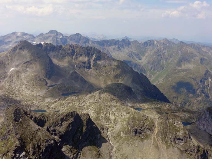 im W der berühmte Klafferkessel mit seinen zahlreichen Seen