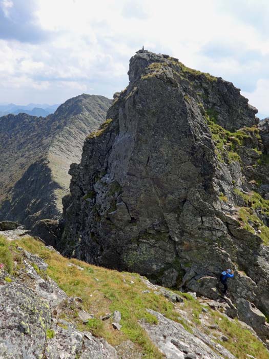 die Schlüsselstelle am Übergang zum Kieseck wartet gleich zu Beginn: Ulli an der ausgesetzten Felsstufe (II+), die ausnahmsweise mit Bohrhaken und Reepschnur versehen ist