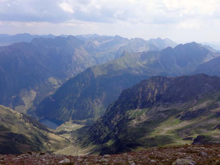 Tiefblick vom Grat gegen SO auf unsere nächsten Ziele: Steinigboden und Schwarzensee