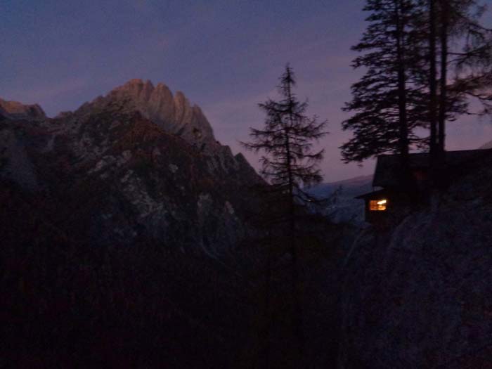 früher Aufbruch bei der Dolomitenhütte; erstes Licht am Spitzkofelgrat