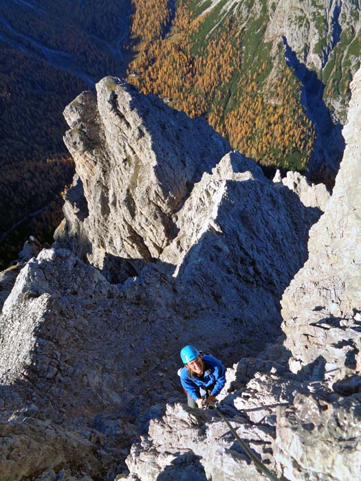 Tiefblick auf den Westgrat; dicht an der rechten Kante des Gamswiesengangturms erkennt man das Kerschbaumeralm-Schutzhaus