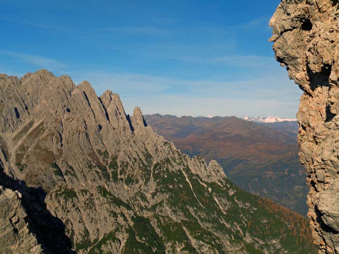 Blick vom obersten Westgrat auf den Spitzkofel-Nordgrat mit seinen fünf charakteristischen Türmen, dahinter Villgratner Berge und Venedigergruppe