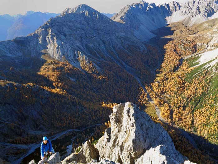 ... zum Ausstieg des ersten Teils; links der Zochenpass als schöner Übergang von der Kerschbaumeralm ins Lesachtal, darüber die Weittalspitze (der winterliche Ostgrat-Klettersteig im Archiv), Weittalsattel und Eisenschuss