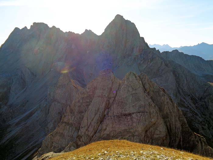 gegen SSO der Hauptkamm vom Wildsender (links) über den Seekofel bis zum Simonskopf; ganz nah die glatten, schattseitigen Wände der Kl. Gamswiesenspitze, durch die der zweite Teil unseres Klettersteigs führt