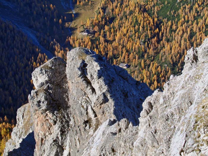 beim Abstieg am Gipfeldach erkennt man deutlich die Drahtseile am Westgrat