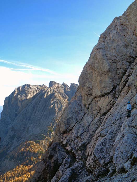 zum Auftakt eine kurze Querung in die Nordwand und ein kompakter Pfeiler, ...