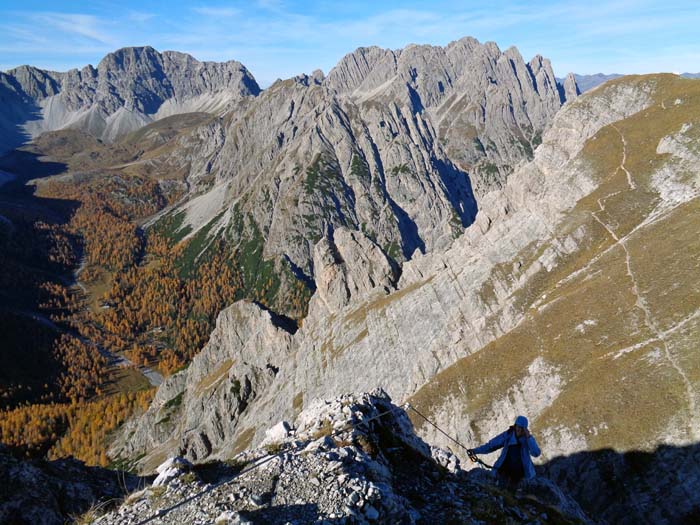 aus der Nordwand rechts auf den begrenzenden Grat hinaus und zur Höhe des Westgipfels