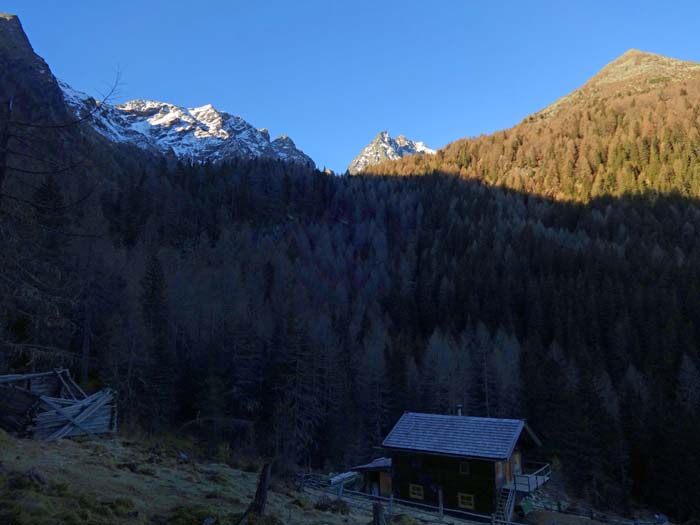 die Gartlalm im Morgenschatten, rechts oben unser Gipfel