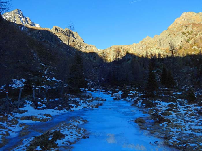 am Fleckmoos teilt sich der Weg; links auf den Friedrichskopf, 3134 m, rechts hinüber ...