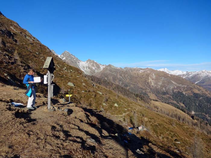 ... zum Wetterkreuz am Fuß der Gipfelflanke