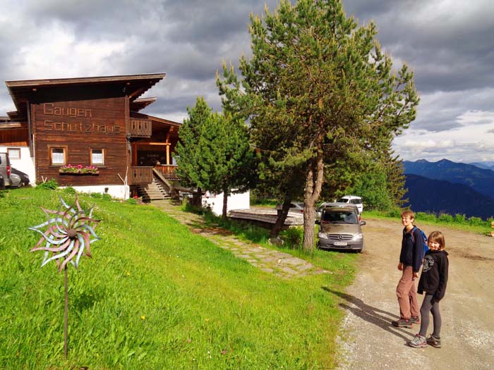 Start am Gaugenschutzhaus bei durchwachsenem Wetter; mit der Auffahrt von Greifenburg erspart man sich fast 1000 Höhenmeter