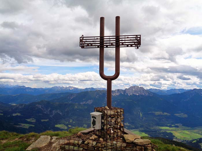 ... zum Gipfelkreuz durchsteigen - Vorsicht: weglose, grasige Steilschrofen, keinesfalls bei Nässe versuchen, Absturzgelände; Blick gegen Süden übers Drautal auf Reißkofel und den Karnischen Hauptkamm