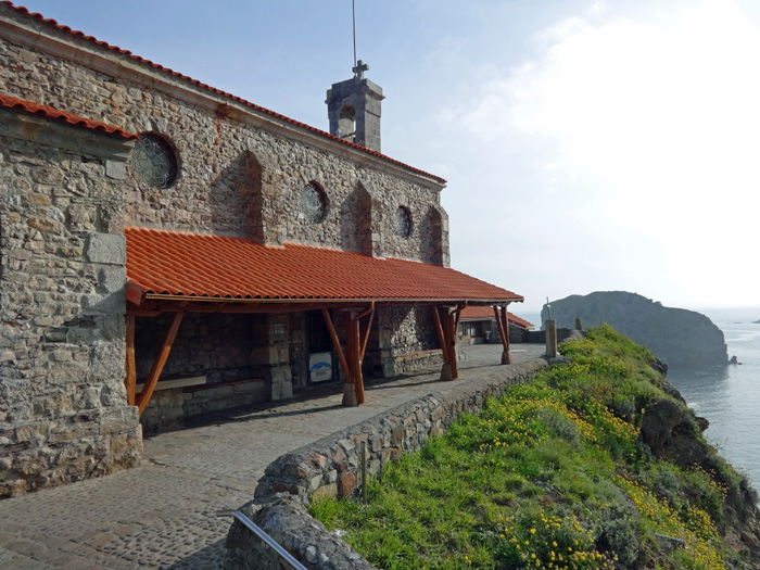 ... hinauf zum Gipfel mit der kleinen Kirche San Juan, ...