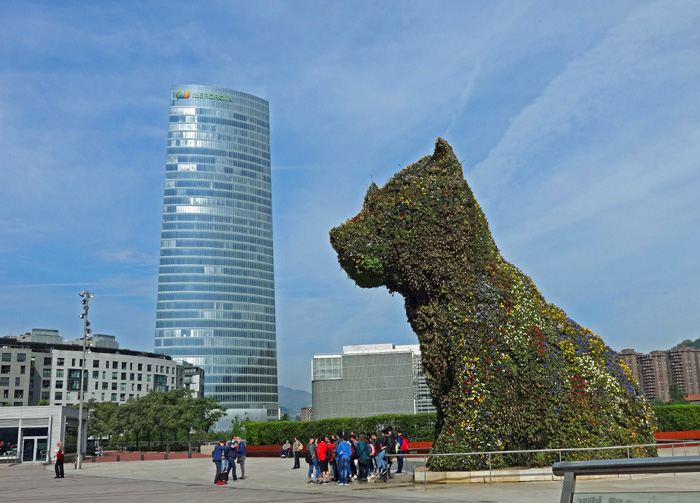 Jeff Koons’ Puppy sollte eigentlich nur im Jahr der Museumseröffnung 1997 dort stehen; der Bevölkerung ist er aber so ans Herz gewachsen, dass er bleiben durfte und abblühende Pflanzen ständig ausgetauscht werden