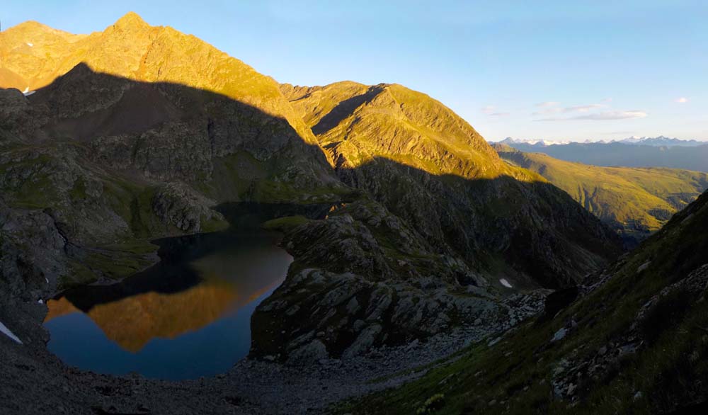 bei Sonnenaufgang bricht sich der Nordnordostgrat des Regenstein im Zauberspiegel des Geigensee; rechts hinten die Venedigergruppe