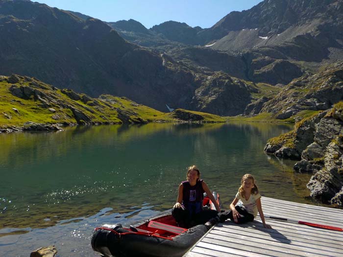 an der Nordwestspitze des Sees beginnen wir unsere Bootstour; hier oben gibt’s doch tatsächlich eine Holzplattform als Anlegestelle - oder doch eher eine Familienstrandliege?