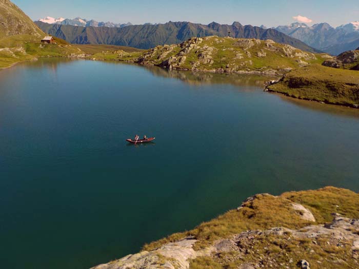 Kanada oder Neuseeland? - rechts die Glocknergruppe, links hinter der unbewirtschafteten Geigenseehütte der Großvenediger. Die Mädels paddeln auf die Engstelle, ...