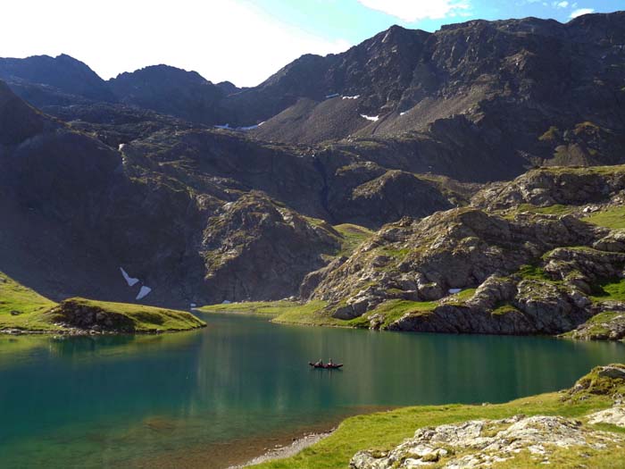 ... die Zargen der Geige zu; genau über dem Boot die Kreuzkuppe, einer der schönsten Aussichtspunkte auf das dahinter liegende Deferegger Seenparadies - auch dorthin führt ein bezeichneter Weg vom rechten Bildrand hinauf in die Schutttröge