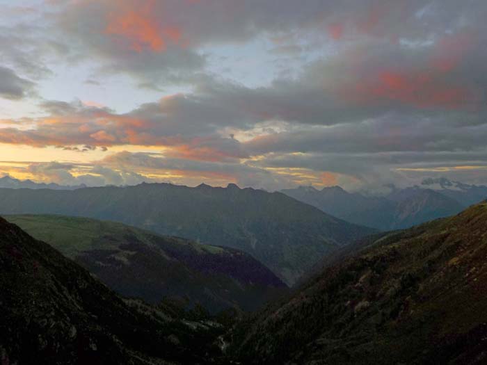 Blick von der flachen Anhöhe über dem Geigensee gegen Norden; im letzten Licht des Tages erkennen wir genau in Bildmitte die kecke Nase des Gr. Zunig im Lasörlingkamm zwischen Großvenediger (ganz links) und Großglockner (rechts)