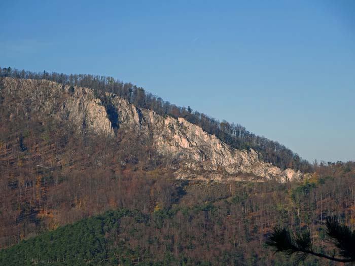 wir starten die große Überschreitung gleich mit einer Kraxeleinlage über den felsigen Ostgrat des Geißstein; wer den Durchschlupf im massiven Wildzaun nahe dem Sattel nicht findet, hält sich an die neue Forststraße, die beim Geißsteiner um den Gratfuß herum auf die Nordseite führt