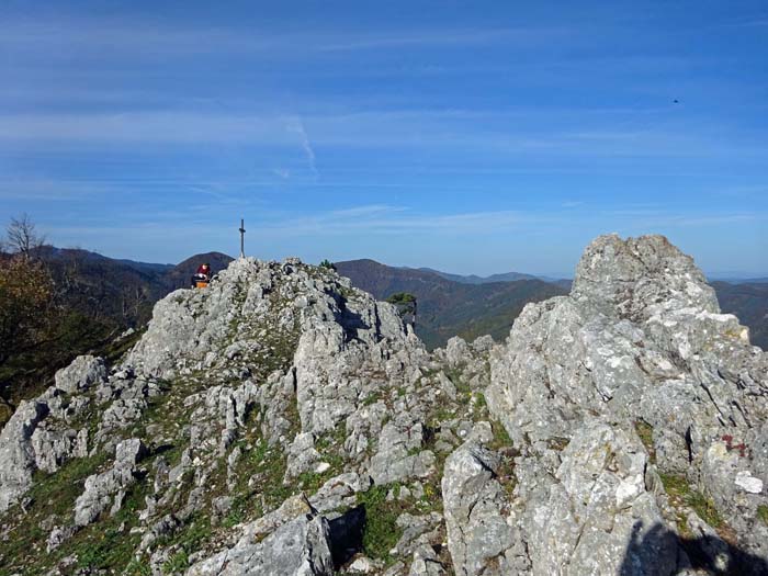 am Gipfelkreuz hat man freie Sicht nach allen Seiten - in den Gutensteiner Alpen keine Selbstverständlichkeit