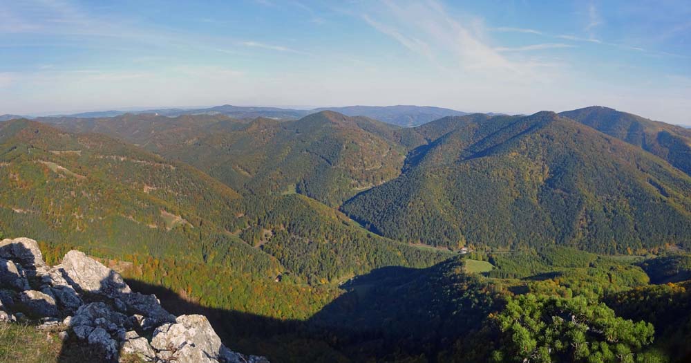 Panorama vom Westgrat gegen Norden: rechts das Hocheck, der östlichste Eintausender der Alpen, dahinter der Wienerwald