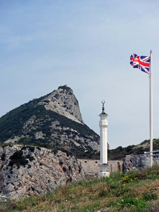 ... gelangen wir an die Südspitze der Halbinsel, dem Europa Point, mit Leuchtturm und einer der größten Moscheen in einem nichtmuslimischen Land; die südlichste Spitze Iberiens ist allerdings die Punta de Tarifa 25 km weiter südwestlich