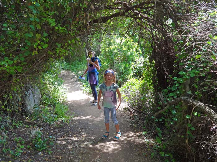 hinter dem jüdischen Friedhof marschieren wir zum Beginn der Mediterranean Steps