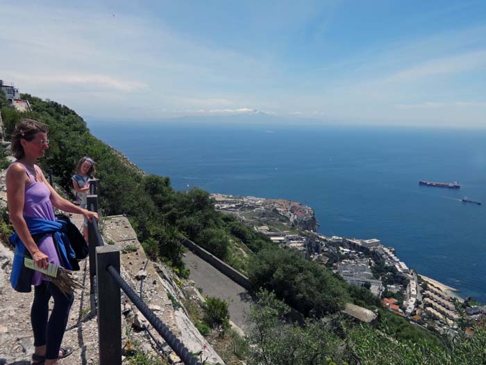 im Süden jenseits der Straße von Gibraltar der Dschebel Musa in Marokko, die zweite, höhere Säule des Herakles