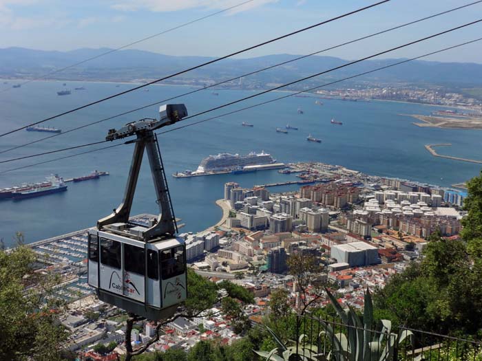 auch eine Seilbahn führt von Westen zum Gipfel; die Straße ist mittlerweile für den privaten Verkehr gesperrt, Auffahrt mit dem Taxi erlaubt