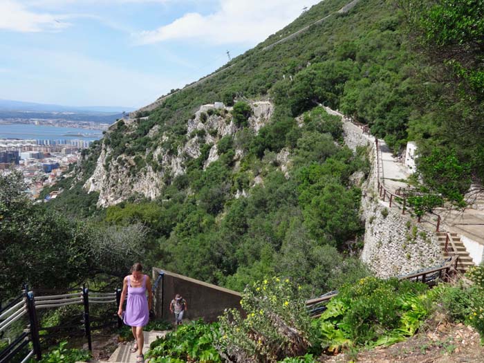 von der Rooke Battery ist es nicht mehr weit zurück zum jüdischen Friedhof; hinten in der grünen Flanke die Stützen der Seilbahn und die Charles V Wall