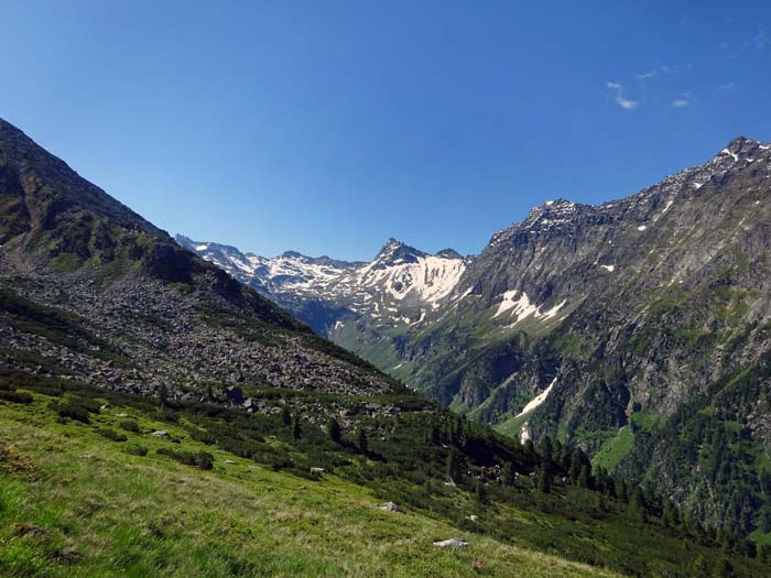 ... auf die Karschwelle; Blick gegen den Talschluss der Amertaler Öd, in der Mitte Riegelkopf, nach rechts Hochgasser und Hörndl (s. Archiv)