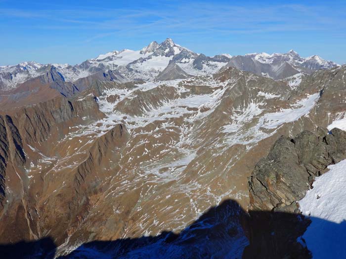 im Norden der Großglockner; die gesamte Bildmitte nimmt die (oben gezeigte) tolle Abfahrt vom Bösen Weibl ins Lesachtal ein