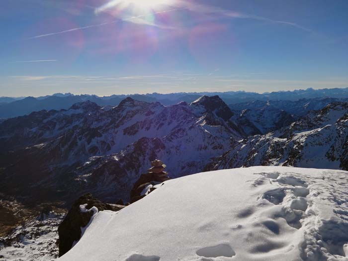 im Süden erkennt man hinter den Gailtaler Alpen noch die höchsten Zacken des Karnischen Hauptkammes; in Bildmitte links Schleinitz und Alkuser Rotspitze, rechts das Prijakt-Zwillingspaar