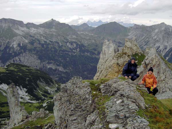 Am Nordgrat des Kämpen, knapp unter der Gipfelkrone; in Bildmitte ganz hinten der Dachstein