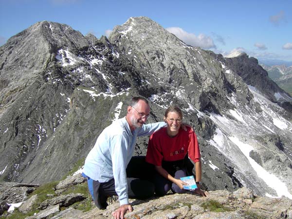 Gödernierkarkopf-Hauptgipfel gegen W; der folgende Gratabbruch zum Hochfeind erweist sich wegen abschmelzender Neuschneereste als zu gefährlich