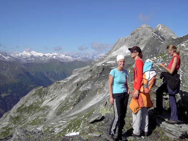 in der Scharte zwischen Gödernierkarköpfen und Schwarzeck, dahinter Hochfeind und Ankogel