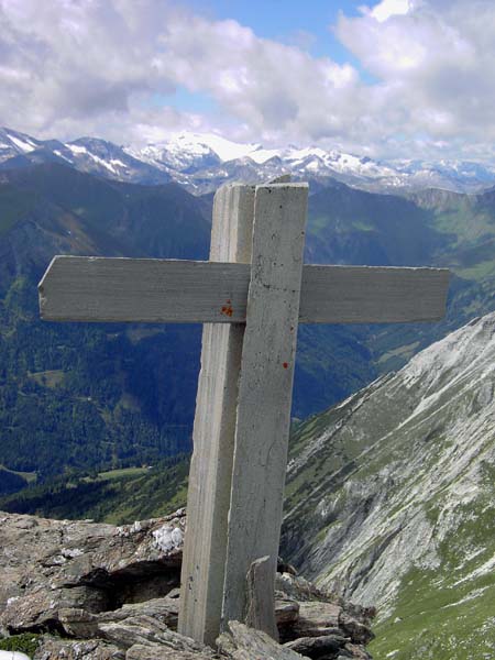 Steinkreuz am Schwarzeck NW-Grat, dahinter Zederhaustal und Ankogel