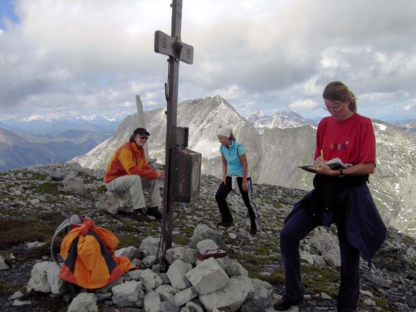 am Gipfel des Schwarzeck, hinter dem Gipfelkreuz der Hochfeind