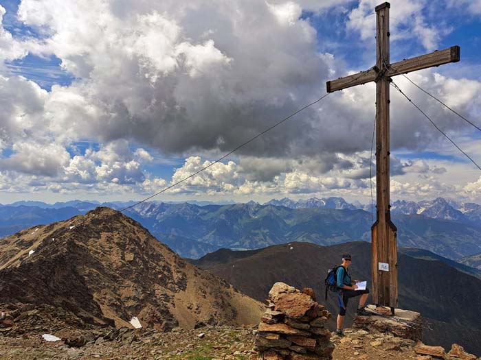 Gipfelkreuz gegen SSW: Gumriaul, Weißlachberg, Karnischer Hauptkamm und Sextener Dolomiten Gipfelkreuz gegen SSW: Gumriaul, Weißlachberg, Karnischer Hauptkamm und Sextener Dolomiten