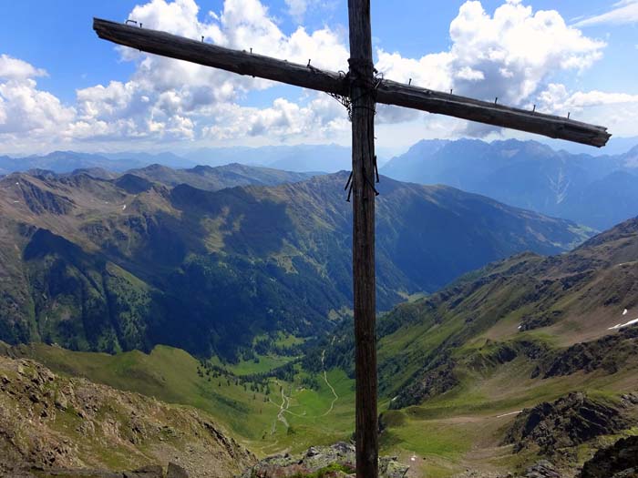 Kristeiner Kreuz gegen Gölbnerblickhütte und Kärntner Tor Kristeiner Kreuz gegen Gölbnerblickhütte und Kärntner Tor